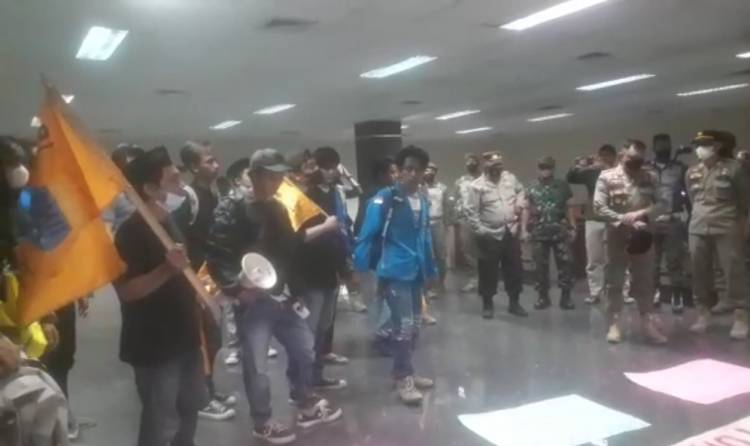 BBM Naik, Mahasiswa Robohkan Gerbang DPRD Bogor