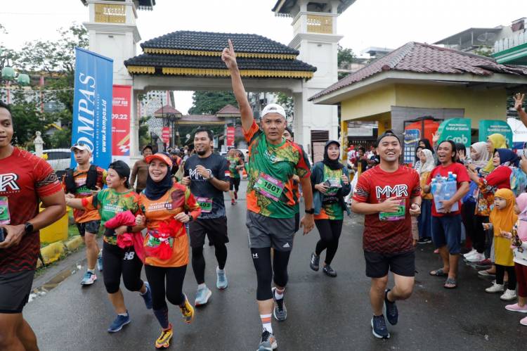 Guyuran Hujan Tak Menyurutkan Lari Marathon  Ganjar Pranowo bersama Warga Medan