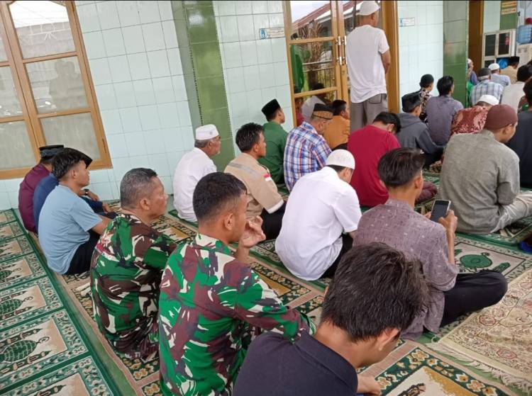 Sholat Jum'at Berjamaah,Personel Satgas Jalin Silaturahmi dan Tingkatkan Binter