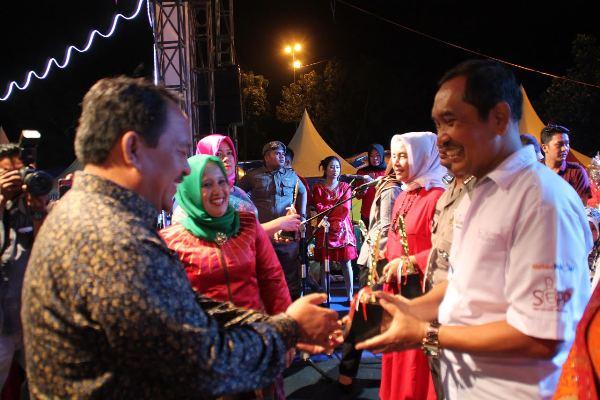 BUPATI TUTUP PAMERAN INVESTASI LABUHANBATU EXPO 2017  