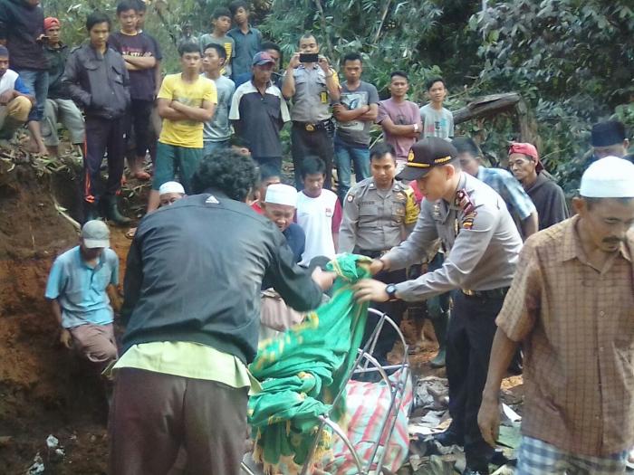 Seorang Warga Kampung Bojong Tewas Terjebak Longsor