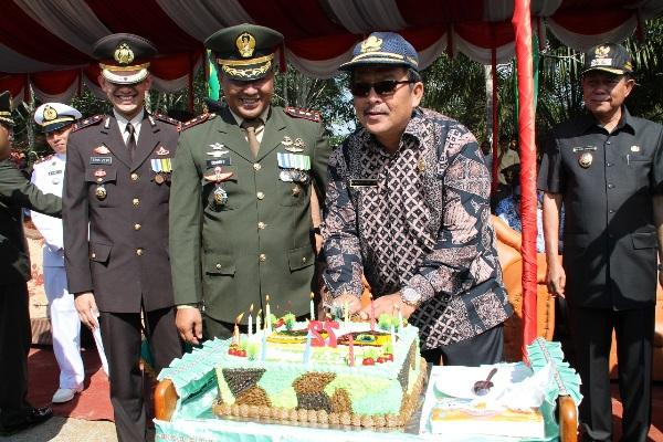 H.Pangonal Harahap Hadiri, HUT TNI Ke-72 Di Desa Bandar Kumbul     