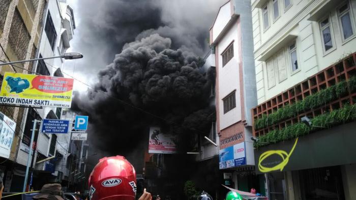 Sisa Dupa Bakar Toko Material, Satu Tewas Terpanggang 2 Kritis