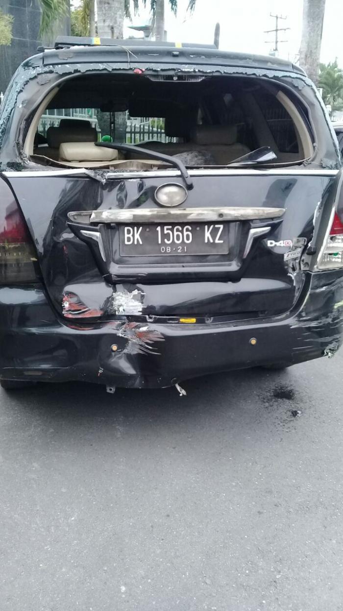 Innova Ringsek Disambar Kereta Api