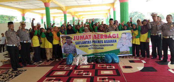 80 Petugas Kebersihan Dapat Sembako dari Satlantas Polres Asahan 