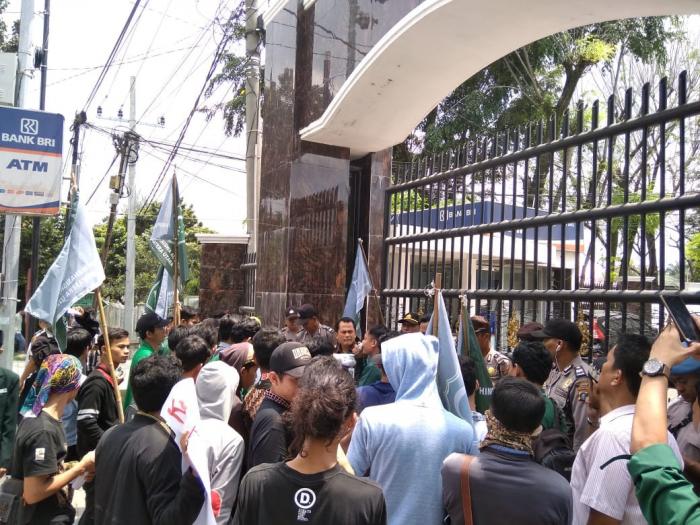 Himmah Sumut Demo Kejatisu, Minta Mantan Bupati Tapteng Segera Ditangkap