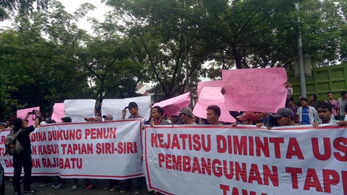 Dugaan Korupsi, Massa Minta Kejatisu Periksa Bupati Madina