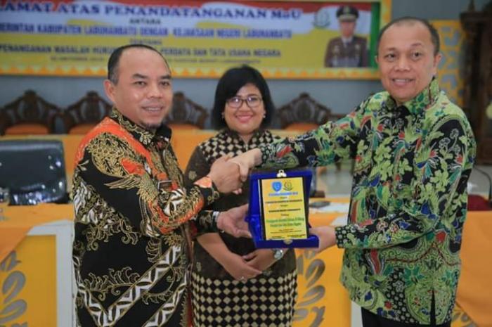 Pemkab-Kajari Labuhanbatu Teken MoU Masalah Hukum Bidang Perdata dan Tata Usaha Negara