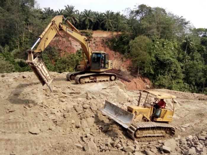 Lancarkan Akses Truk Material, Satgas TMMD Terus Operasikan Alat Berat 