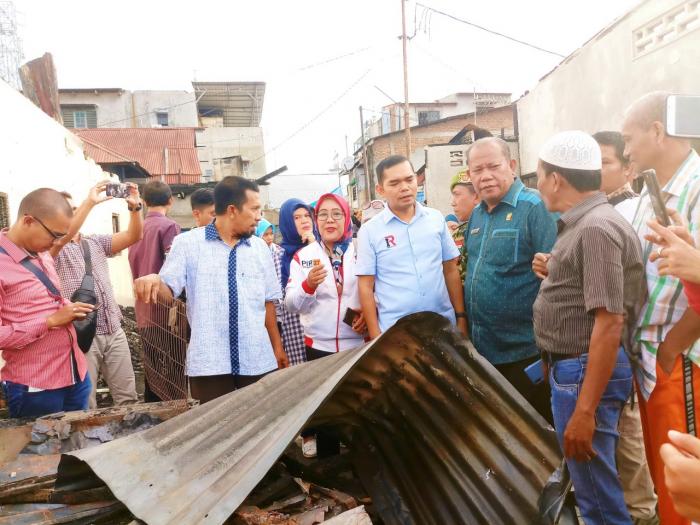 Ihwan Ritonga SE Bantu Korban Kebakaran di Sentosa Lama