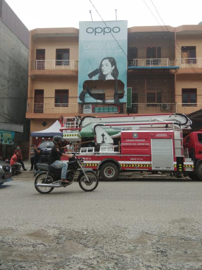 Hari Kedua Penertiban, Iklan HP Ternama Banyak yang Dirusak