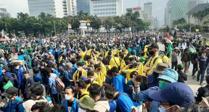 Massa BEM Seluruh Indonesia Bubar Tertib, Masih Ada Pendemo Tetap Bertahan