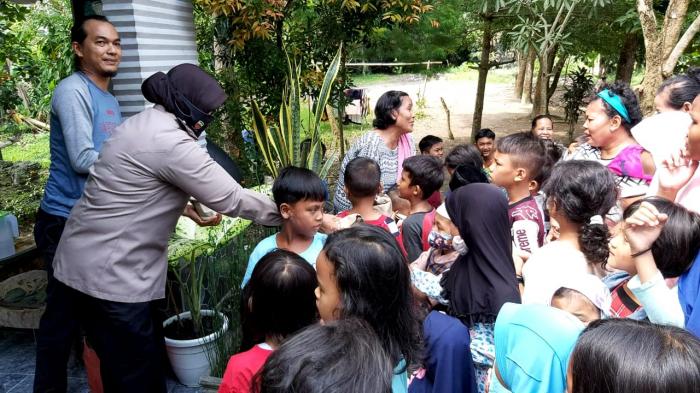 Polsek Medan Kota Berbagi Kasih dengan Warga Bantaran Sungai