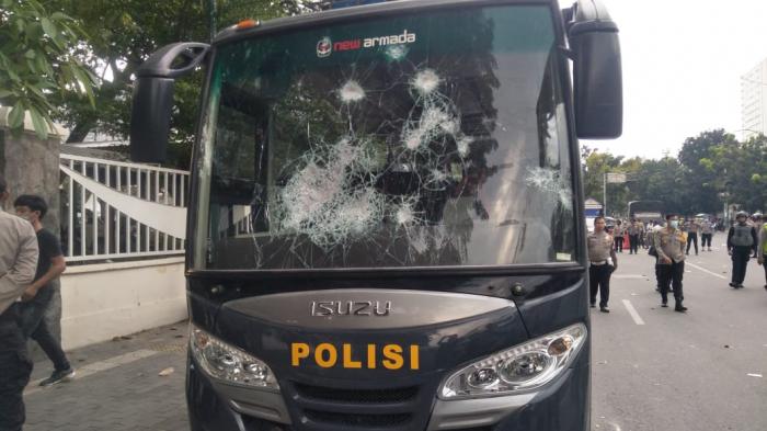 Demo Ricuh, Sejumlah Kendaraan Dinas Polisi Dirusak