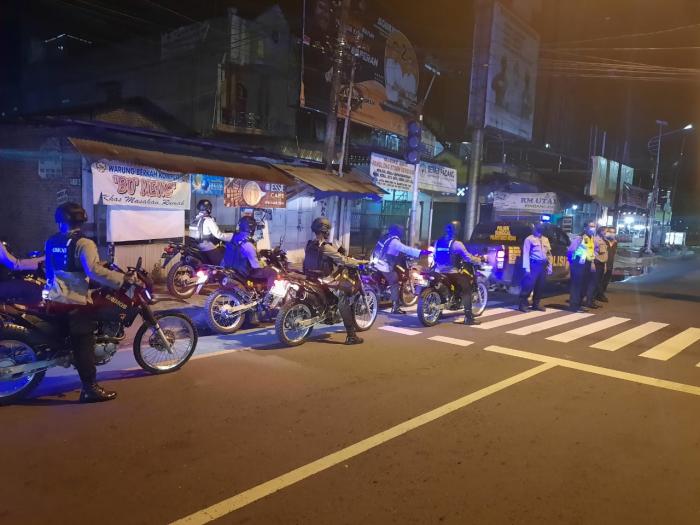 Pantau Sitkamtibmas, Brimob Poldasu Gelar Patroli Malam 