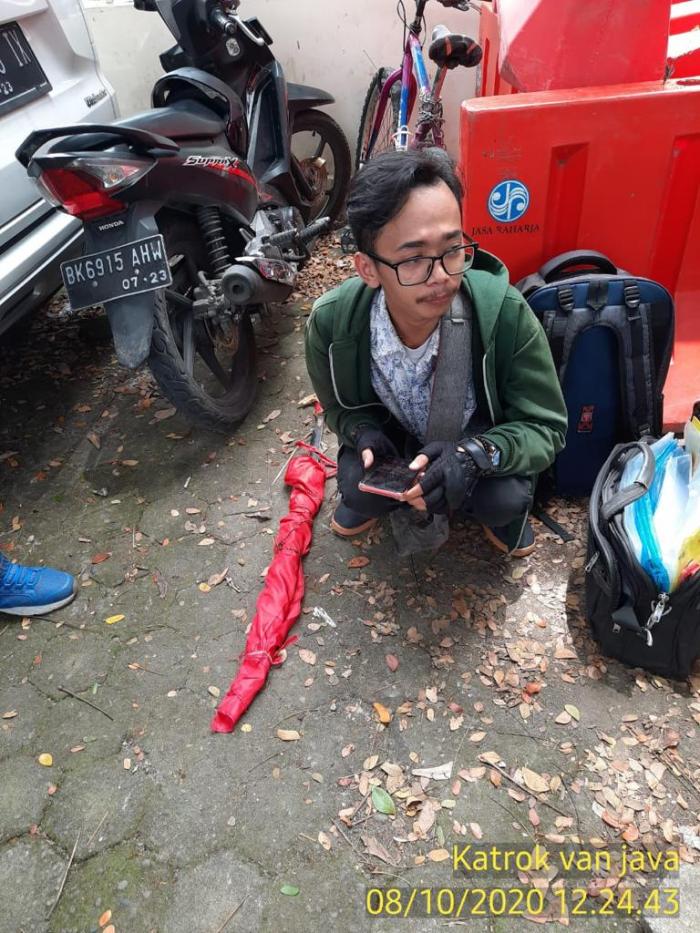 Seorang Pendemo Bersajam saat Aksi di DPRD Sumut Diamankan 
