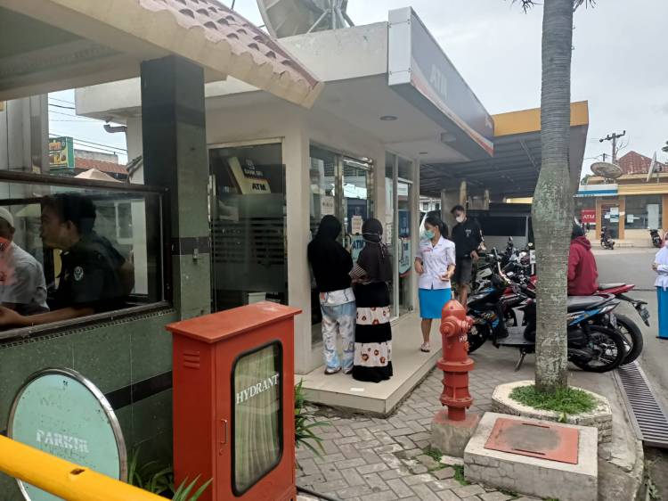 Senjata Polisi Pengawal ATM Nyaris Dirampas