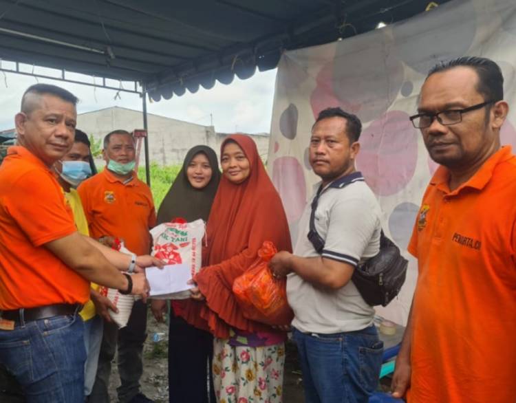 Kepedulian Ketua Pewarta Melayat dan Berikan Santunan