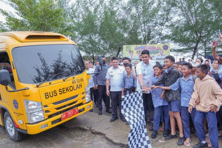 Bobby Sediakan Bus Sekolah Gratis Bagi Warga Sicanang