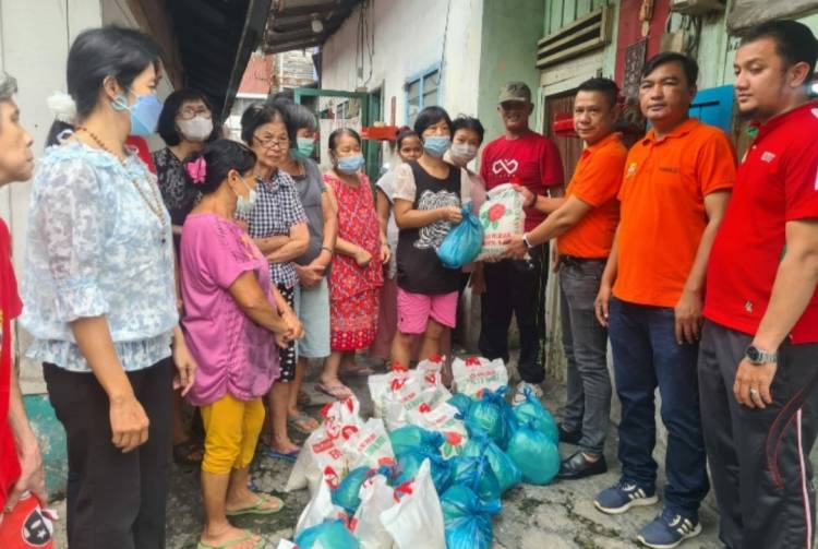Sang Peduli Sesama  "Pewarta" Salurkan Sembako ke Warga Keturunan Tionghoa