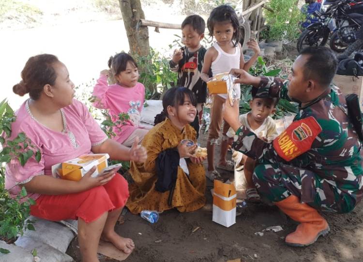 Kedekatan Babinsa Koramil 0201-08/MA Komsos Dengan Anak-Anak Di Lokasi TMMD