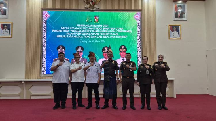 KEJARI SIMALUNGUN SERAHKAN LEGAL OPINION TERKAIT HARMONISASI PERDA DENGAN KUHP NASIONAL