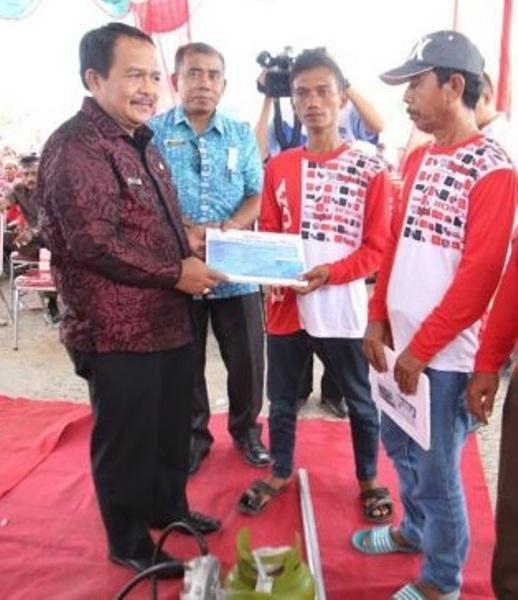 DPR RI DAN KEMENTERIAN ESDM BERIKAN 169 PAKET BANTUAN KE NELAYAN