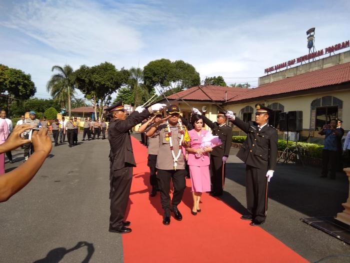 AKBP Faisal Napitupulu Disambut Pedang Pora di Polres Asahan 