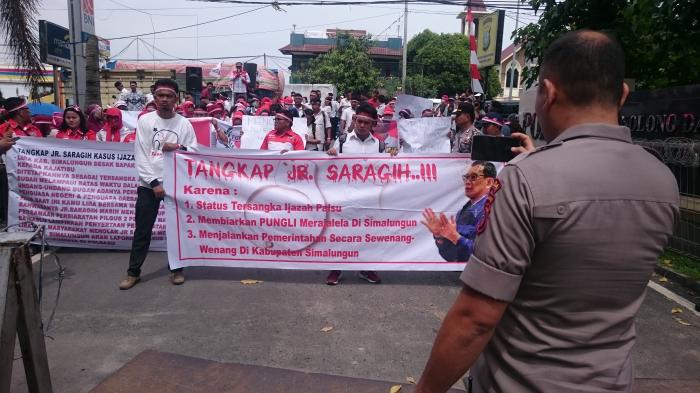 Demo Mapoldasu, Seratusan Honorer Simalungun Desak JR Saragih Ditangkap