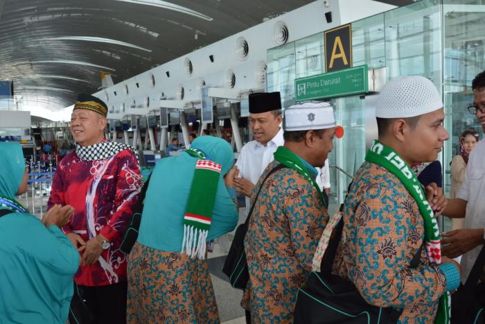 Direktur Arif Haryadian Lepas Rombongan Umroh PDAM Tirtanadi 