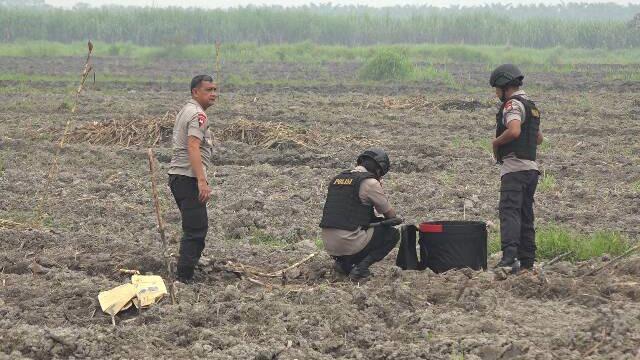 Tim Gegana Poldasu Kembali Musnahkan Bom Milik Teroris di Area Tambak