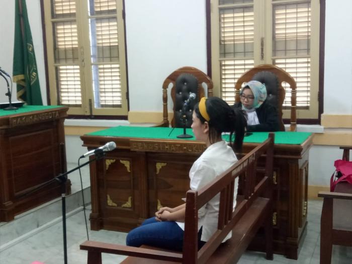 Mucikari Velistha Vey Tersenyum Divonis Ringan