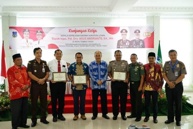 Direktur Reskrimum dan Kasubdit Jatanras Poldasu dapat Penghargaan