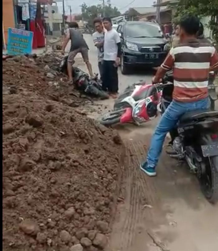 Rawan Kecelakaan, Galian Parit di Jalan Pasar VII Tengah Tembung Resahkan Warga  