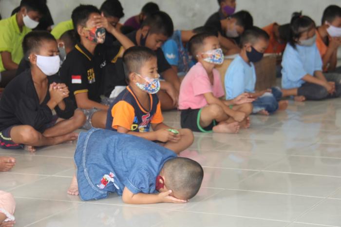 Korps Brimob Polri Bagikan Paket Sembako ke Panti Asuhan