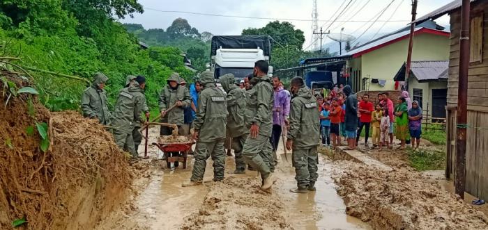 Brimob Poldasu Bersihkan Longsor di Desa Marsada