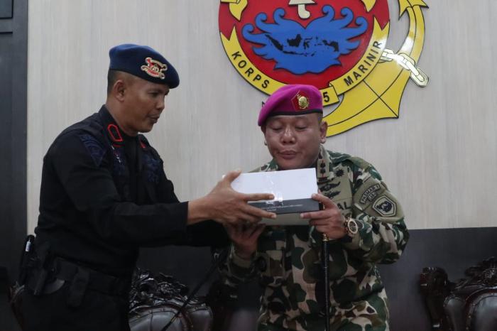 Brimob Poldasu Beri Kejutan ke Mako Batalyon Marhanlan I Belawan