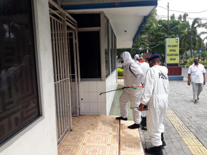 Brimob Poldasu Semprot Disinfektan Fasilitas Umum
