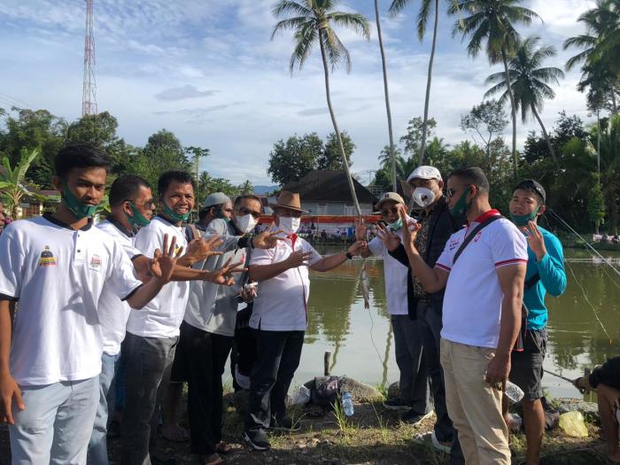 Calon Bupati-Wakil Bupati Padang Pariaman Bagikan 16.000 Ekor Bibit Ikan di Lomba Memancing 