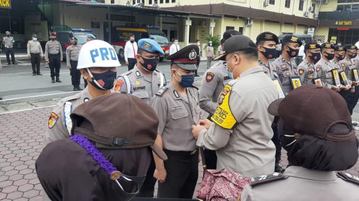 Kapolrestabes Medan Lepas Pakaian Anggota yang Dipecat