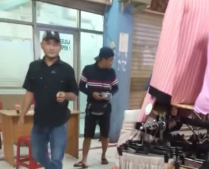 Viral, Ada Pria Mengamuk Bawa Senpi di Pasar Cikampek  