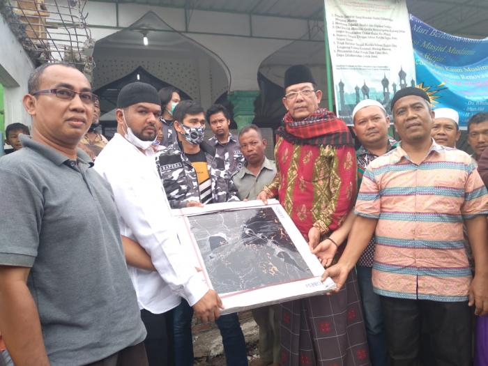 Ketua Bapera Sumut Sumbang 100 Kotak Granit ke Masjid Muslimin