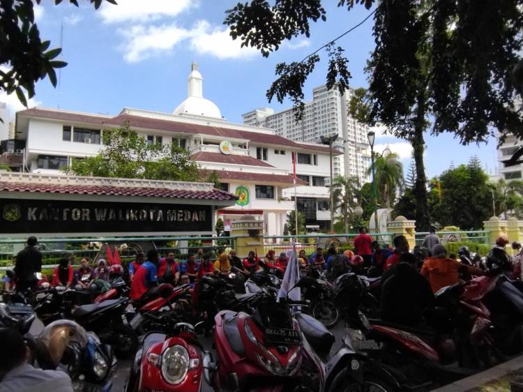 Ratusan Buruh Minta Kadisnaker Medan Dicopot