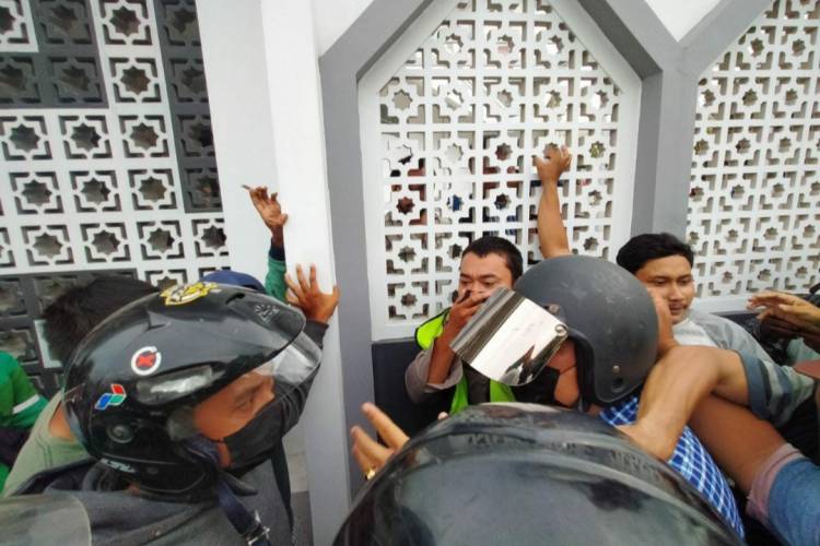 Minta Duit Modus Tilang, Pria Berseragam Polri Dihakimi Massa