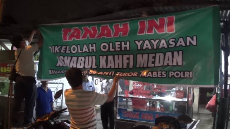 Spanduk Bertuliskan Densus 88 Polri Diturunkan Warga