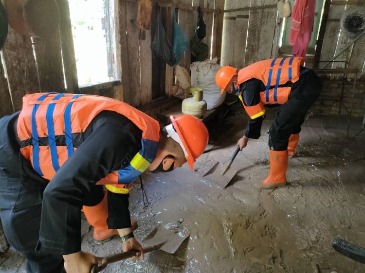 Brimob Polda Sumut Bantu Korban Banjir di Sergai