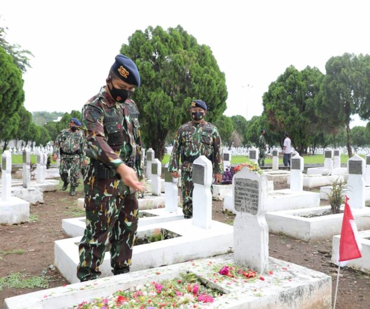 Dansat Brimob Poldasu Ziarah ke TMP