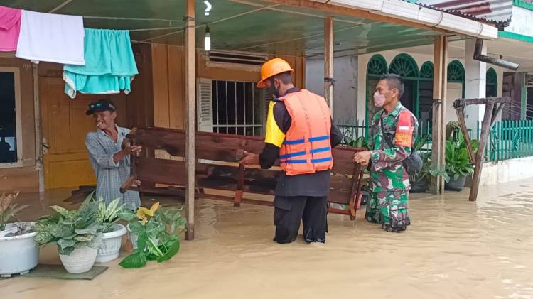 Brimob Polda Sumut Berikan Pelayanan Kesehatan Korban Banjir