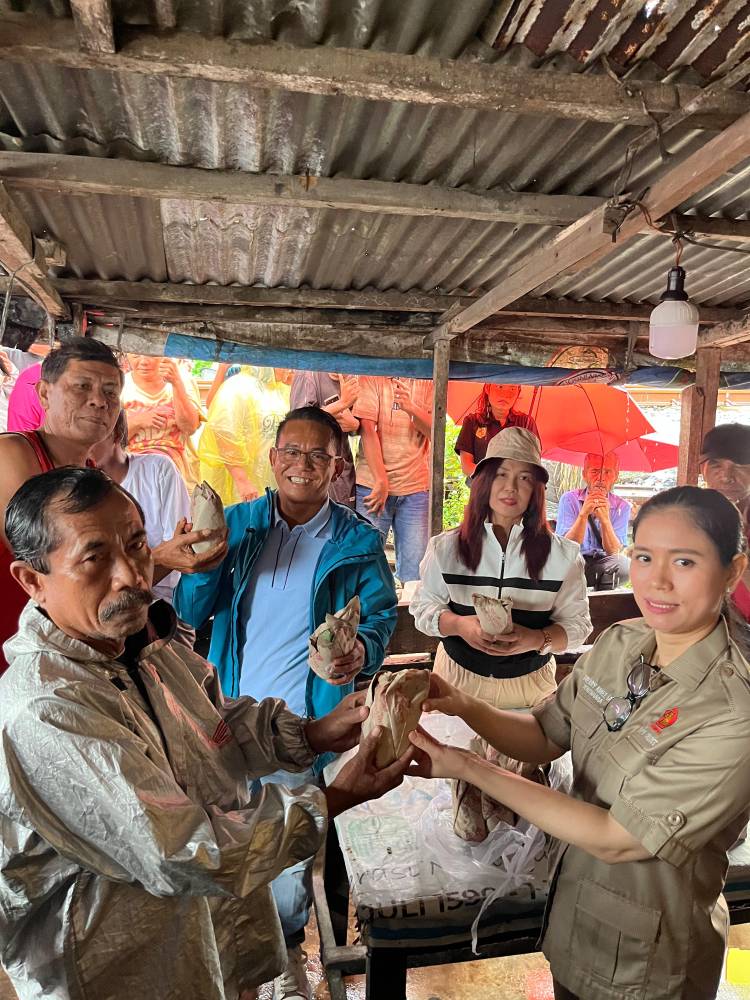 Peduli Sesama, Meriawaty Amelia dan Zaki Salurkan Bantuan Untuk Korban Banjir