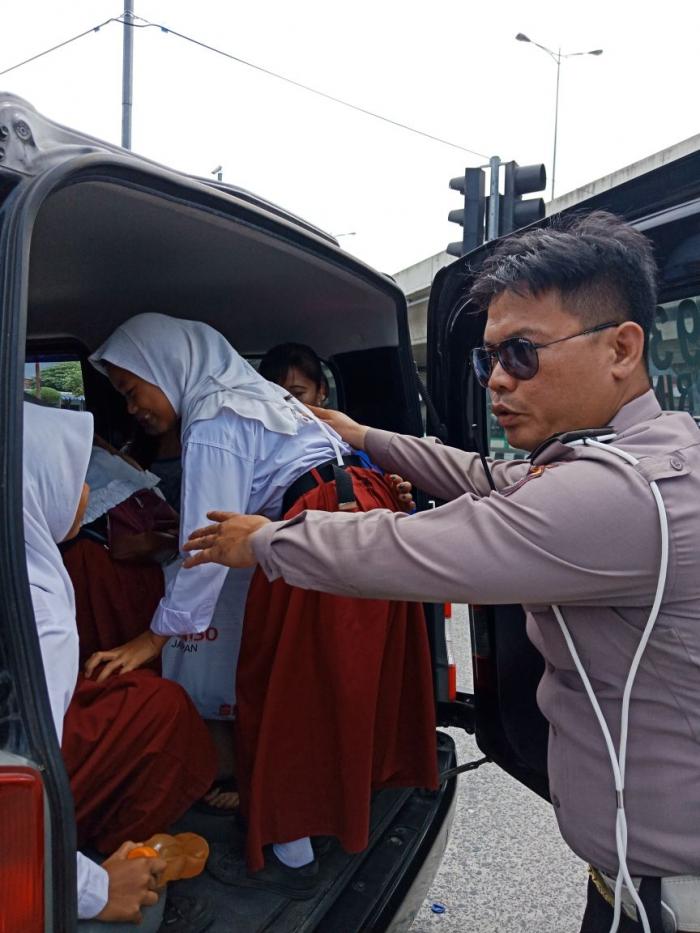 Angkot Mogok Masal, Ratusan Mobil Polisi Dikerahkan
